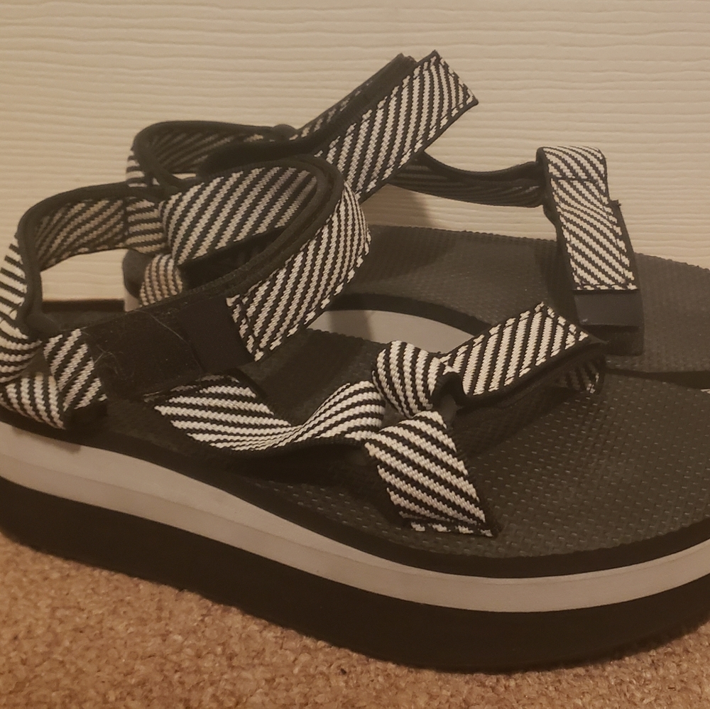 Teva Flatform Universal Sandals size 6